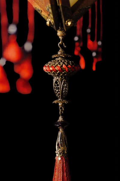 Lampada in seta Fortuny Concubine Favorita con struttura in legno dettaglio decorazioni