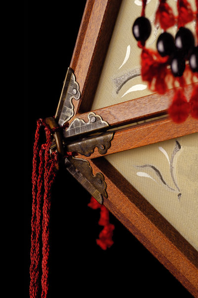 Lampada in seta Fortuny Concubine Favorita con struttura in legno dettaglio