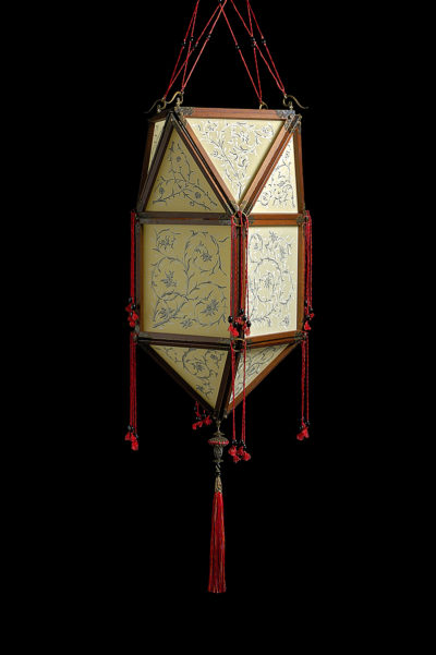 Lampada in seta Fortuny Concubine Peonia con struttura in legno