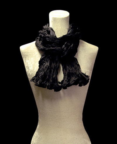 Sciarpa Fortuny di seta crepe satin nera plissettata