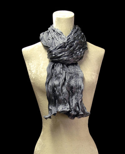 Sciarpa Fortuny di seta crepe satin grigio-blu plissettata