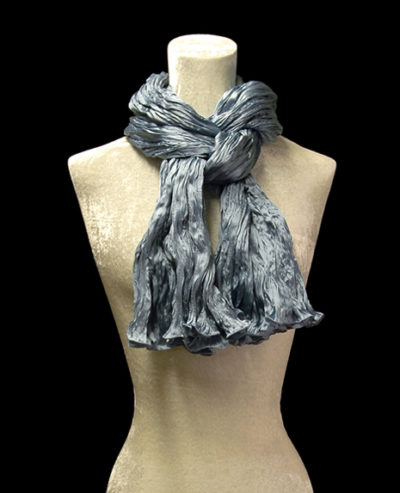 Sciarpa Fortuny di seta crepe satin blu candy plissettata