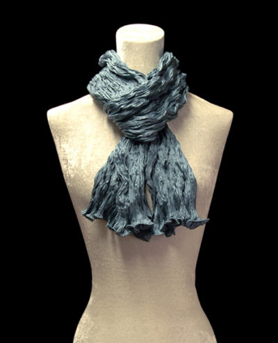 Sciarpa Fortuny di seta crepe satin blu-verde scuro plissettata