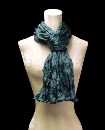 Sciarpa Fortuny di seta crepe satin color foglia di tè scuro plissettata