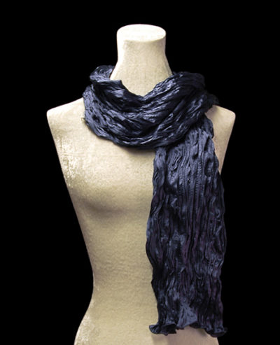 Sciarpa Fortuny di seta crepe satin blu navy plissettata