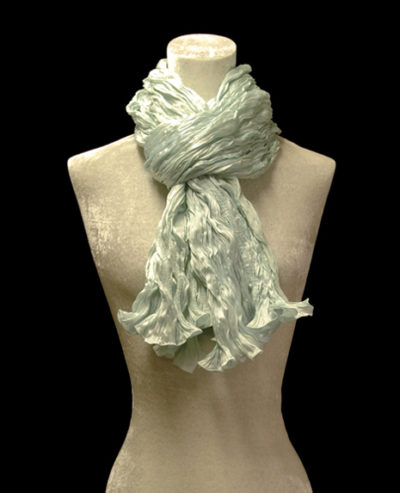 Sciarpa Fortuny di seta crepe satin verde opale plissettata