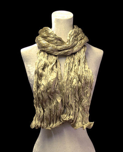 Sciarpa Fortuny di seta crepe satin verde oliva pallido plissettata