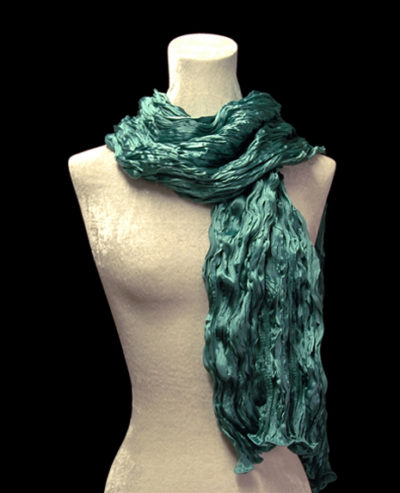 Sciarpa Fortuny di seta crepe satin blu pavone plissettata