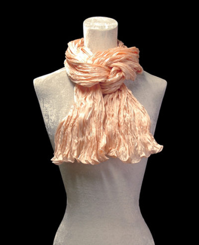 Sciarpa Fortuny in seta crepe satin rosa conchiglia plissettata