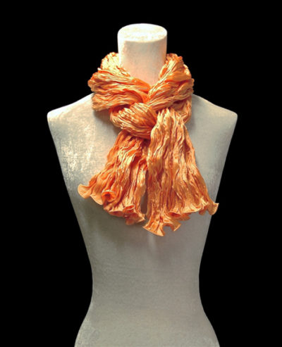 Sciarpa Fortuny di seta crepe satin arancione mandarino plissettata