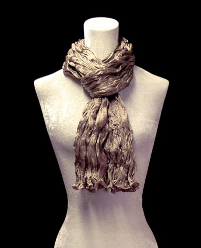 Sciarpa Fortuny di seta crepe satin marrone fumo plissettata