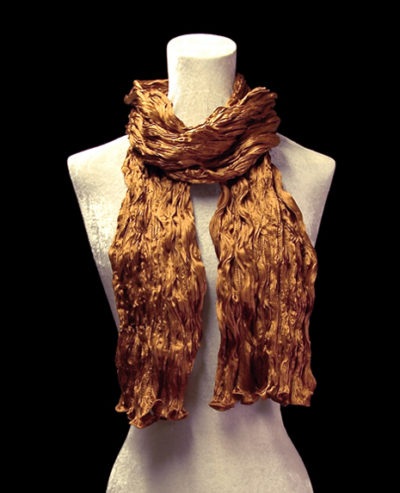 Sciarpa Fortuny di seta crepe satin color tabacco plissettata
