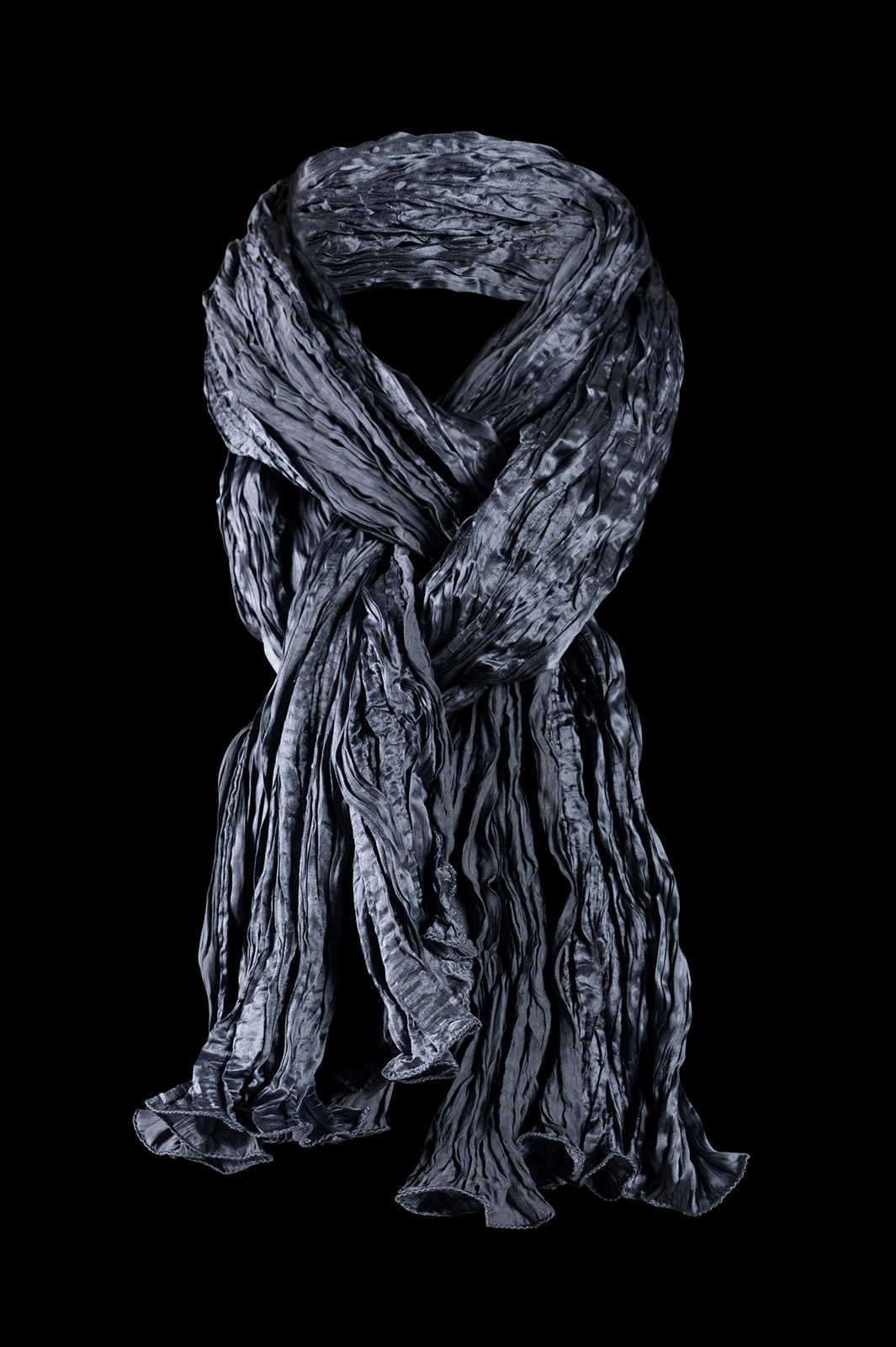 Queste sciarpe sono realizzate utilizzando le tecniche brevettate da Fortuny, che abbiamo studiato nel corso degli anni fino a padroneggiarle.
