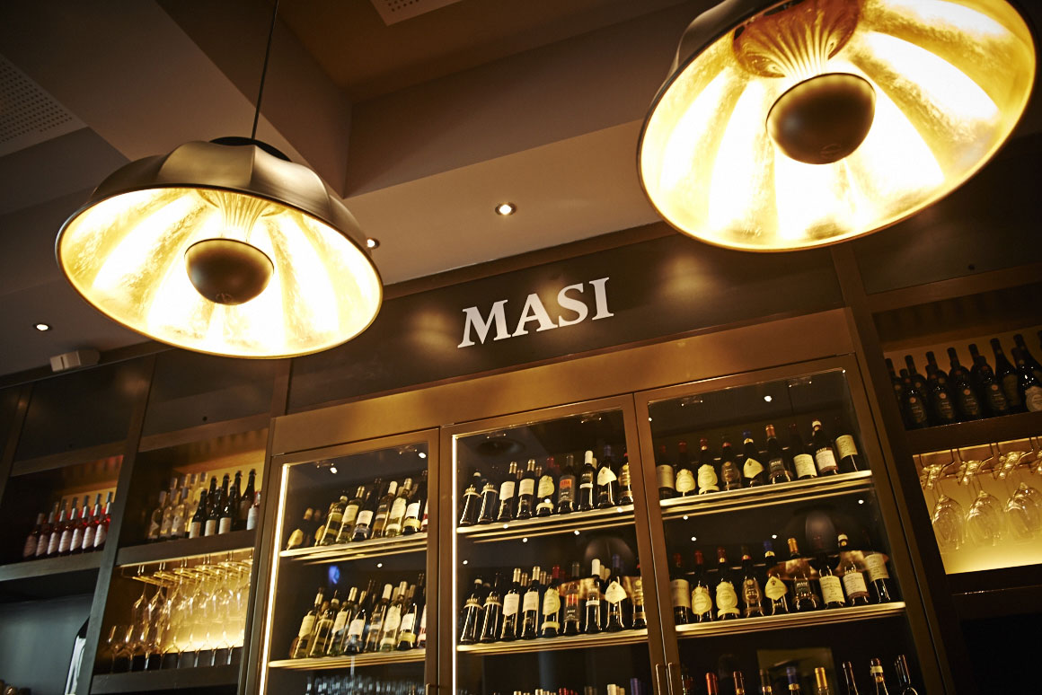 Lampade Fortuny al Masi Wine Bar a Zurigo 2