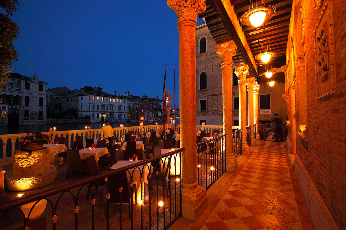 Palazzo Stern a Venezia con lampade Fortuny 3