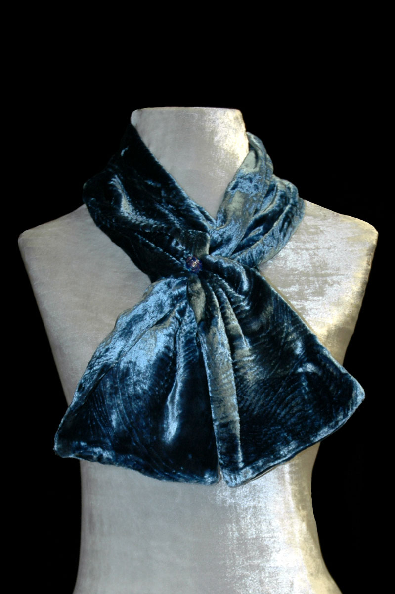 Sciarpa Fortuny in velluto rigato blu con perle in vetro di Murano