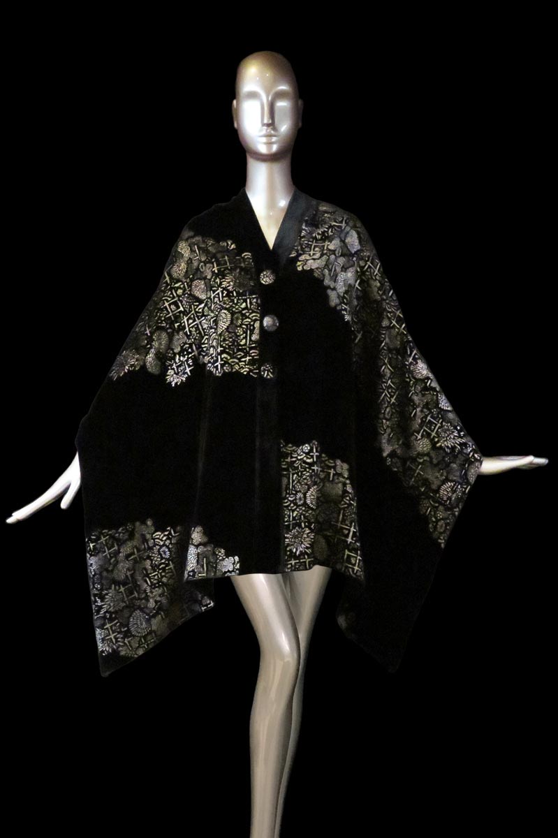 Stola Fortuny in velluto stampato nero con bottoni