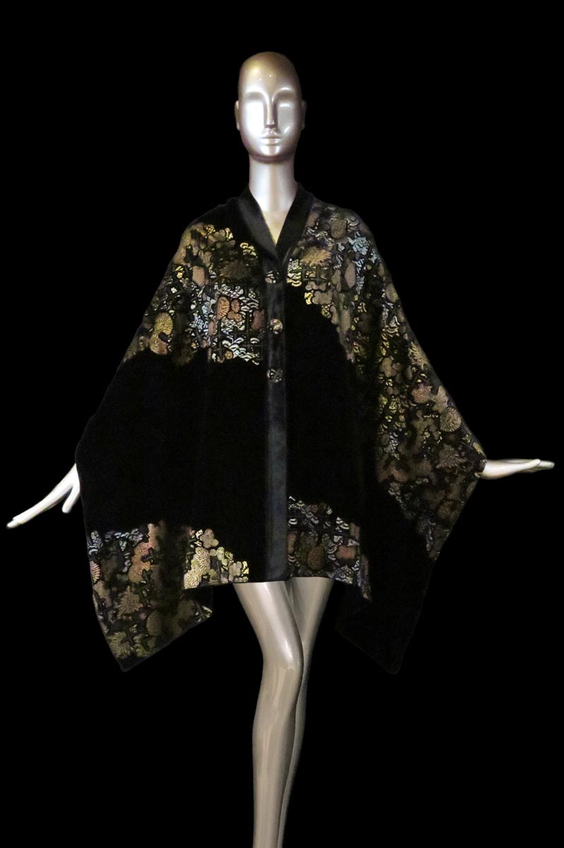 Stola Fortuny in velluto stampato nero con bottoni