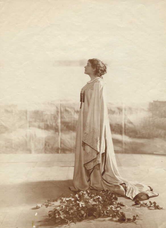 Eleonora Duse in La Gioconda, fotografia Byron, 1900 circa